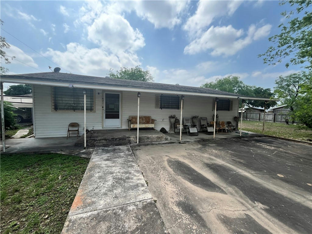 621 S TEXAS AVE, FREER, TX 78357, photo 1 of 22