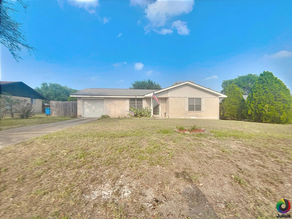 1702 N FENNER ST, BEEVILLE, TX 78102, photo 1 of 13