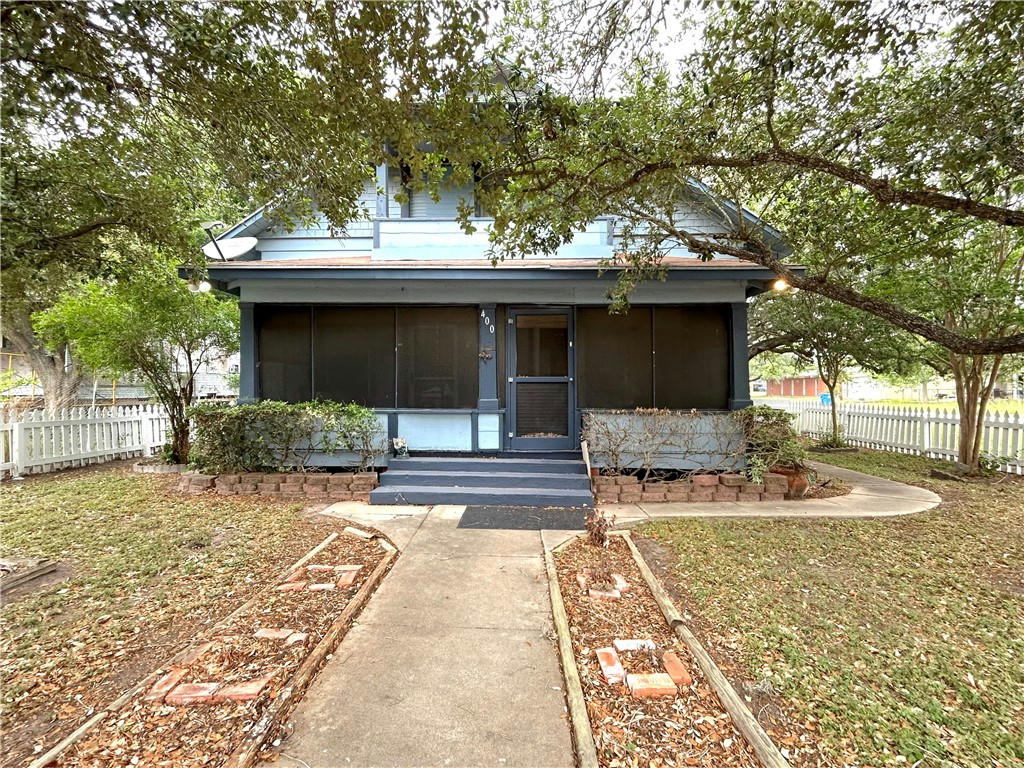 400 W MERRIMAN ST, SINTON, TX 78387, photo 1 of 32