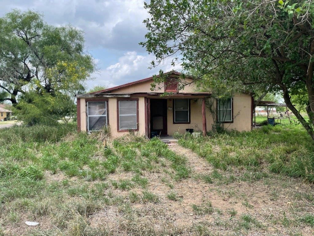 301 E THOMPSON ST, HEBBRONVILLE, TX 78361, photo 1 of 10