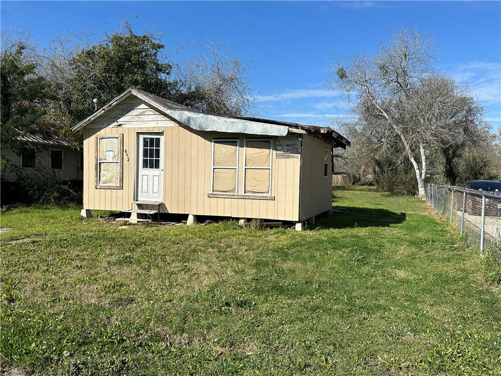 612 W SPRINGER ST, BEEVILLE, TX 78102, photo 1 of 3